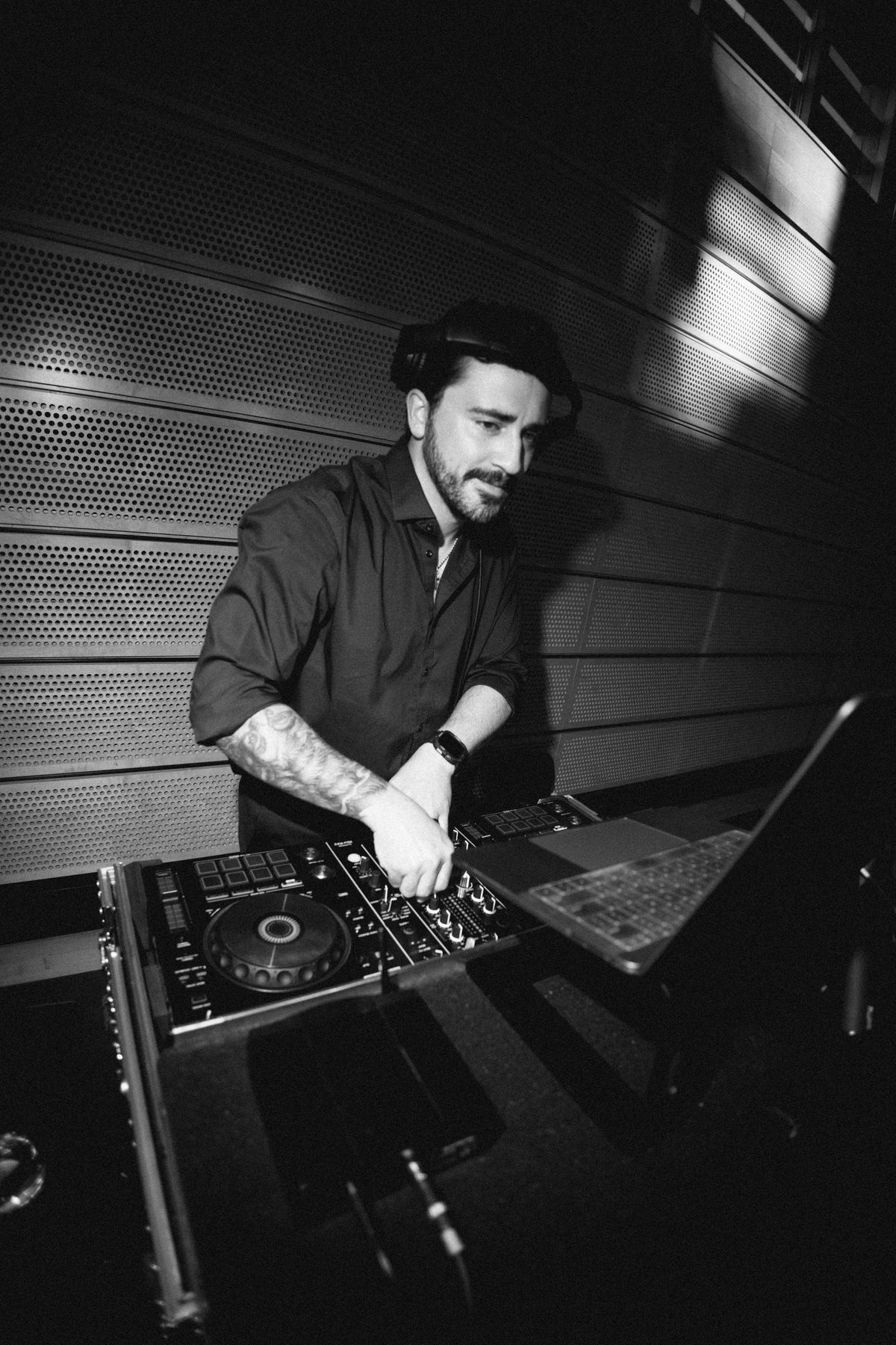 WHIPLSH mixing live on Pioneer decks